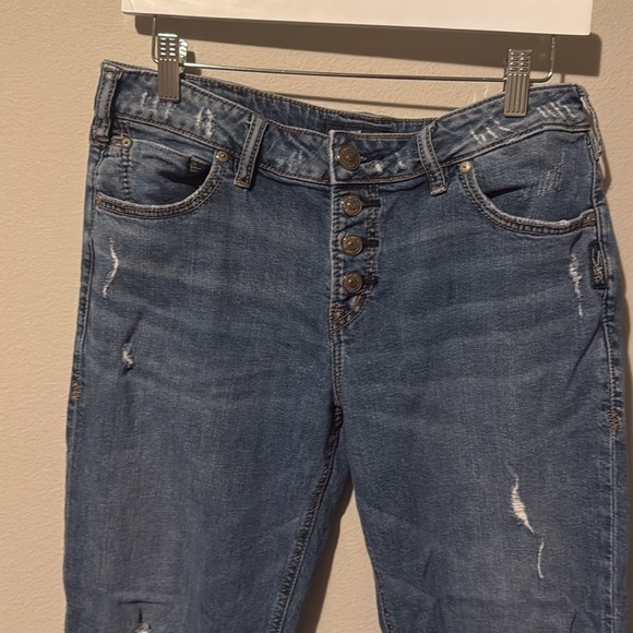 Silver Jean Co Avery Slim Crop W 31 L 25 Medium Wash EUC Distressing - Picture 2 of 12